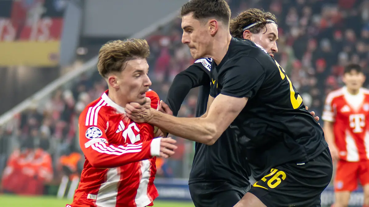 Karl-Lennart-42-FC-Bayern-Muenchen-wird-von-Ross-Sykes-26-Royale-Union-Saint-Gilloise-am-Hals-weggedrueckt-FC-Bayern-Muenchen-vs-Royale-Union-Saint-Gilloise-Fussball-UEFA-Champions-League-7-Spieltag-21-01