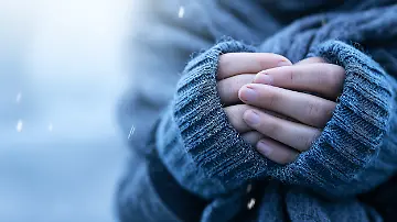 epi_1008619506_ADOBE FOTO STOCK_1884081961_Person's hands warmi