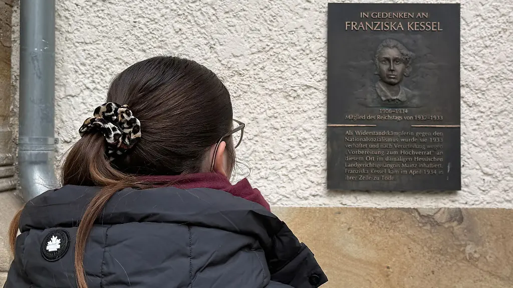 Frauen-im-Widerstand-gegen-das-Nazi-Regime-seien-lange-zu-wenig-beachtet-worden-sagte-Landtagspraesident-Hering-Dafuer-steht-auch-die-Gedenktafel-fuer-Franziska-Kessel