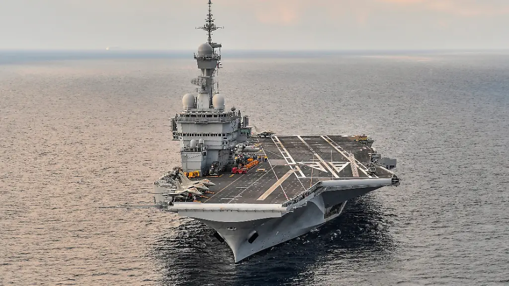 Luftaufnahme-des-renovierten-Flugzeugtraegers-Charles-de-Gaulle-vor-der-Kueste-von-Toulon-Vor-dem-Hintergrund-andauernder-Spannungen-um-die-Ausbeutung-unterseeischer-Erdgasvorkommen-vor-Zypern-zeigt-Frankreich-Flagge-in-der-Region-Am-Freitag-lief-der-franzoesische-Flugzeugtraeger-Charles-de-Gaulle-im-zyprischen-Hafen-von-Limassol-ein