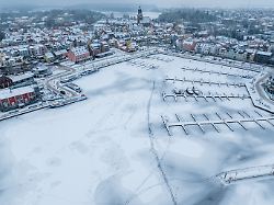 Eisschicht auf der Müritz: Deutschlands größter Binnensee zugefroren