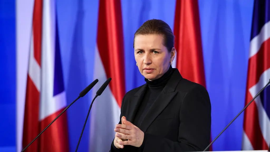 Mette-Frederiksen-Ministerpraesidentin-von-Daenemark-spricht-bei-einer-Pressekonferenz-zum-Gipfeltreffen-der-Nordsee-Anrainerstaaten-im-Boersensaal-der-Handelskammer-Bei-dem-Treffen-der-Regierungschefs-und-Energieminister-geht-es-vor-allem-um-den-Ausbau-von-Offshore-Windparks-und-andere-Projekte-im-Energiebereich