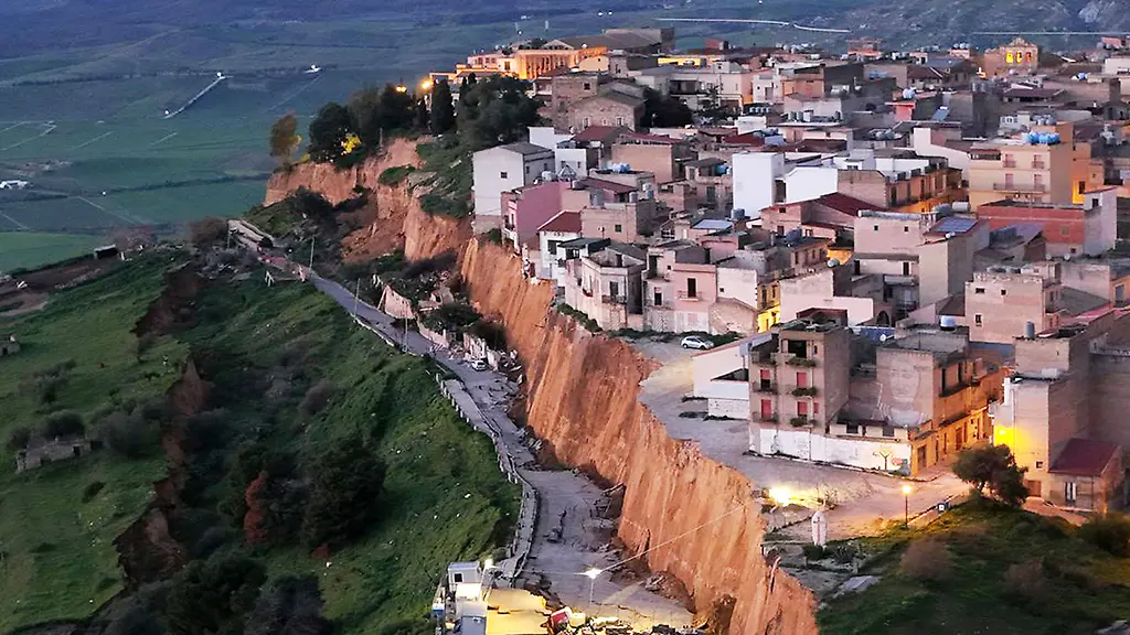 27-01-2026-Italien-Niscemi-Luftaufnahmen-von-einem-Erdrutsch-der-das-Dorf-Niscemi-in-der-Provinz-Caltanissetta-heimgesucht-hat-Der-Erdrutsch-begann-am-Sonntag-nach-einer-heftigen-Unwetterfront-die-ueber-die-Insel-hinwegfegte-und-riss-Erde-Strassen-und-Haeuser-ueber-eine-Laenge-von-mehr-als-25-Metern-mit-sich-Mehr-als-1-000-Menschen-mussten-ihre-Haeuser-verlassen