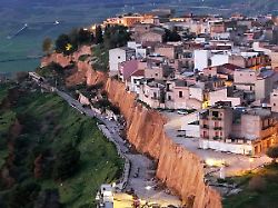 Hunderte Einwohner evakuiert: Italienische Stadt steht nach massivem Erdrutsch teilweise am Abgrund