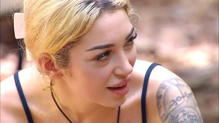 ACHTUNG-SPERRFRIST-FUeR-ALLE-MEDIEN-BIS-ZUM-SHOWENDE-DIENSTAG-27-JANUAR-2026-22-30-UHR-Am-Lagerfeuer-sagt-Ariel-zu-Samira-Schau-wie-die-laestern-Die-Verwendung-des-sendungsbezogenen-Materials-ist-nur-mit-dem-Hinweis-und-Verlinkung-auf-RTL-gestattet