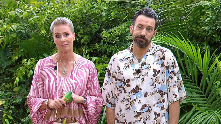 ACHTUNG-SPERRFRIST-FUeR-ALLE-MEDIEN-BIS-ZUM-SHOWENDE-DIENSTAG-27-JANUAR-2026-22-30-UHR-Sonja-Zietlow-und-Jan-Koeppen-begruessen-Ariel-zur-Dschungelpruefung-Dschungelpruefungs-Baehro-Die-Verwendung-des-sendungsbezogenen-Materials-ist-nur-mit-dem-Hinweis-und-Verlinkung-auf-RTL-gestattet