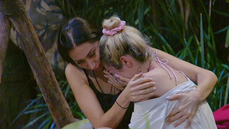 ACHTUNG-SPERRFRIST-FUeR-ALLE-MEDIEN-BIS-ZUM-SHOWENDE-DIENSTAG-27-JANUAR-2026-22-30-UHR-Samira-Yavuz-l-nimmt-Ariel-troestend-in-den-Arm-Die-Verwendung-des-sendungsbezogenen-Materials-ist-nur-mit-dem-Hinweis-und-Verlinkung-auf-RTL-gestattet