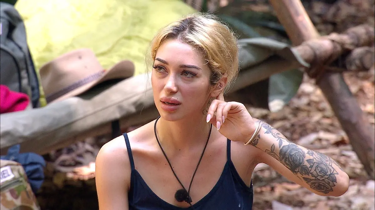 ACHTUNG-SPERRFRIST-FUeR-ALLE-MEDIEN-BIS-ZUM-SHOWENDE-DIENSTAG-27-JANUAR-2026-22-30-UHR-Am-Lagerfeuer-sagt-Ariel-zu-Samira-Schau-wie-die-laestern-Die-Verwendung-des-sendungsbezogenen-Materials-ist-nur-mit-dem-Hinweis-und-Verlinkung-auf-RTL-gestattet