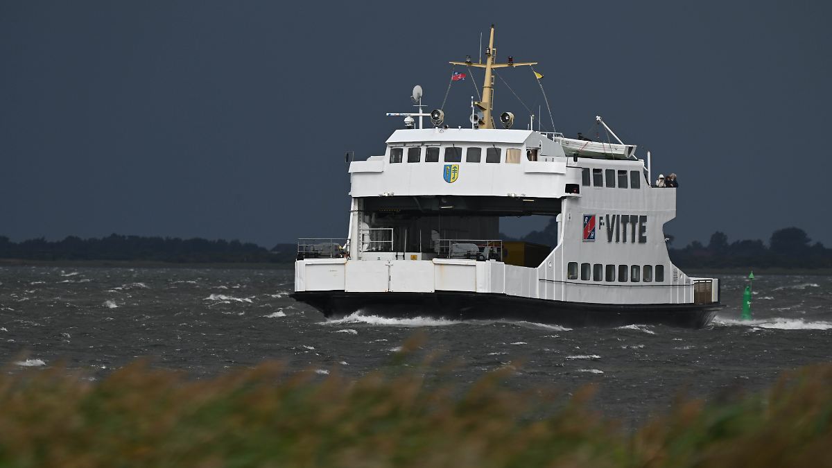 Eisbrecher-f-r-900-Einwohner-Eisschlag-legt-F-hrverkehr-lahm-Hiddensee-r-t-Urlaubern-von-Anreise-ab