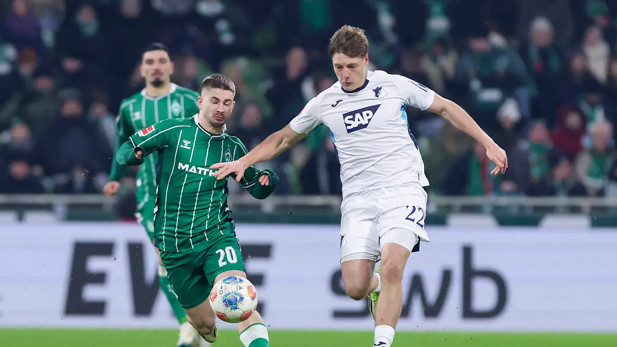 Romano-Schmid-Werder-Bremen-und-Alexander-Prass-TSG-1899-Hoffenheim-kaempfen-um-den-Ball-Bundesliga-SV-Werder-Bremen-v-TSG-Hoffenheim-Weserstadion-am-27-January-2026-in-Bremen-Deutschland-Foto-von-Marco-Steinbrenner-DeFodi-Images-Romano-Schmid-Werder-Bremen-und-Alexander-Prass-TSG-1899-Hoffenheim-battle-for-the-ball-Bundesliga-SV-Werder-Bremen-v-TSG-Hoffenheim-Weserstadion-January-27-2026-in-Bremen-Germany-Photo-by-Marco-Steinbrenner-DeFodi-Images-DFL-regulations-prohibit-any-use-of-photographs-as-image-sequences-and-or-quasi-video