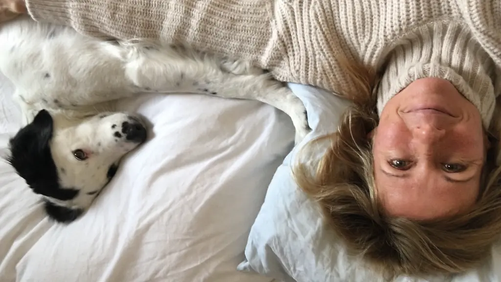 Eden-Books-Andrea-Kiewel-Meist-sonnig-mit-Hund-Carter-im-Bett-c-privat-HIGHRES