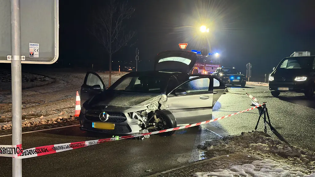 27-01-2026-Bayern-Weissenburg-In-Bayern-Fahrzeuge-und-Polizeikraefte-stehen-nach-einer-Verfolgungsjagd-an-einer-Strasse-in-Weissenburg-Bei-einer-Verfolgungsjagd-im-Landkreis-Weissenburg-Gunzenhausen-haben-zwei-Maenner-auf-SEK-Beamte-geschossen-und-anschliessend-einen-Unfall-gebaut-Insgesamt-sind-fuenf-Personen-verletzt-worden-wie-die-Polizei-mitteilte