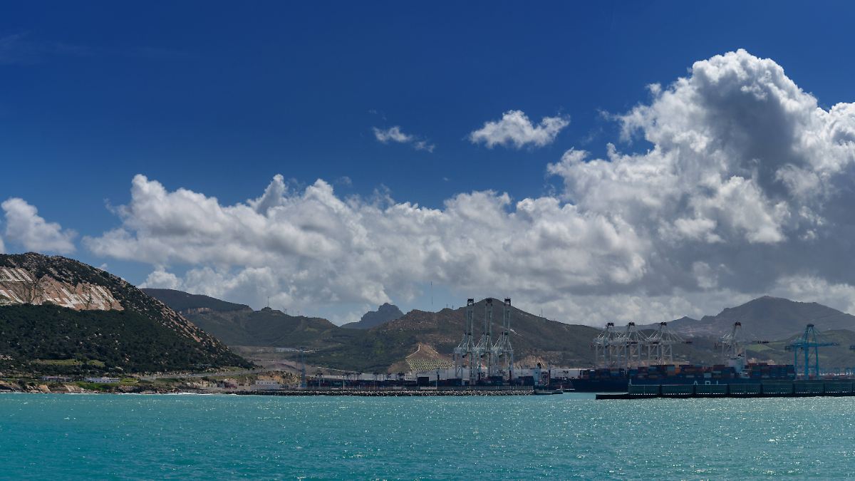 in-seenot-geraten-spanien-eskortiert-schattenflotte-tanker-im-mittelmeer