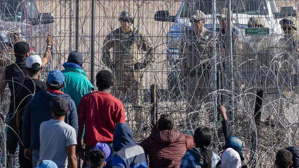 Civilians-at-Ciudad-Juarez-border-face-security-across-concertina-wire-amidst-migration-tensions