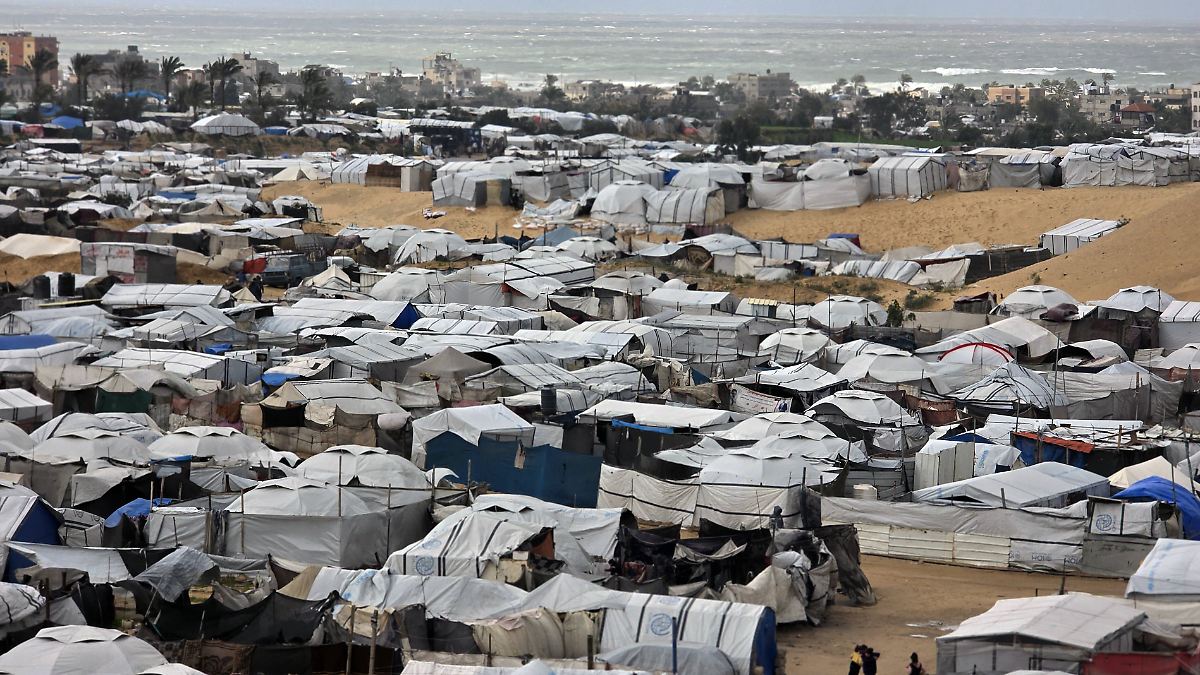 Zeltst-dte-f-r-Pal-stinenser-Israel-errichtet-bewachte-Lager-im-Gazastreifen