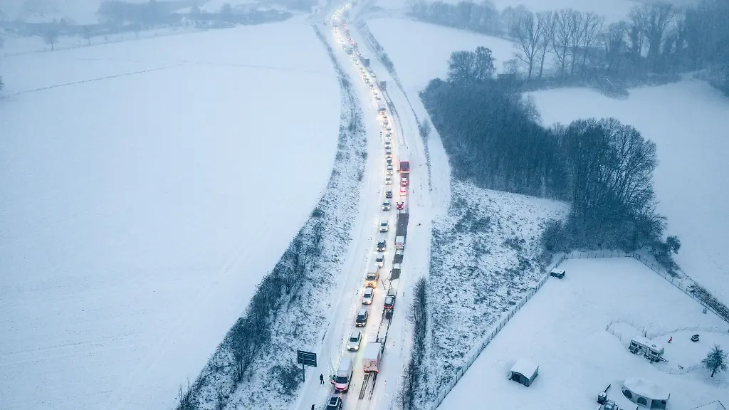 Auf-den-Strassen-ist-bei-den-winterlichen-Witterungsbedingungen-Vorsicht-geboten