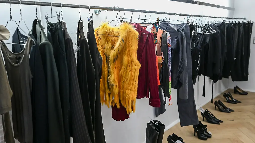 ARCHIV-23-01-2026-Berlin-Pelze-haengen-zwischen-anderer-Second-Hand-Mode-im-Sing-Blackbird-einem-Vintage-Shop-in-Neukoelln