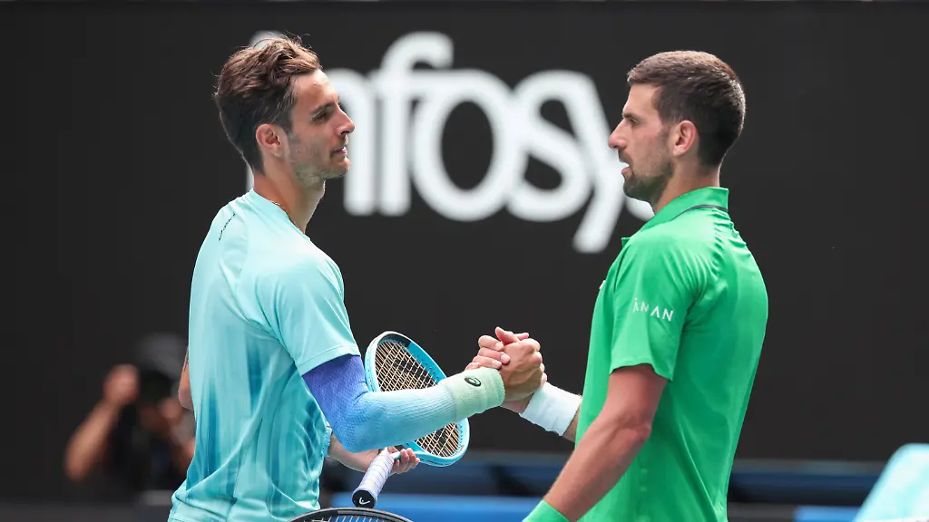Lorenzo-Musetti-ITA-verabschiedet-sich-von-Novak-Djokovic-nach-seiner-Aufgabe-wegen-einer-Verletzung-Australian-Open-2026-Melbourne-Park-Melbourne-Victoria-Australia