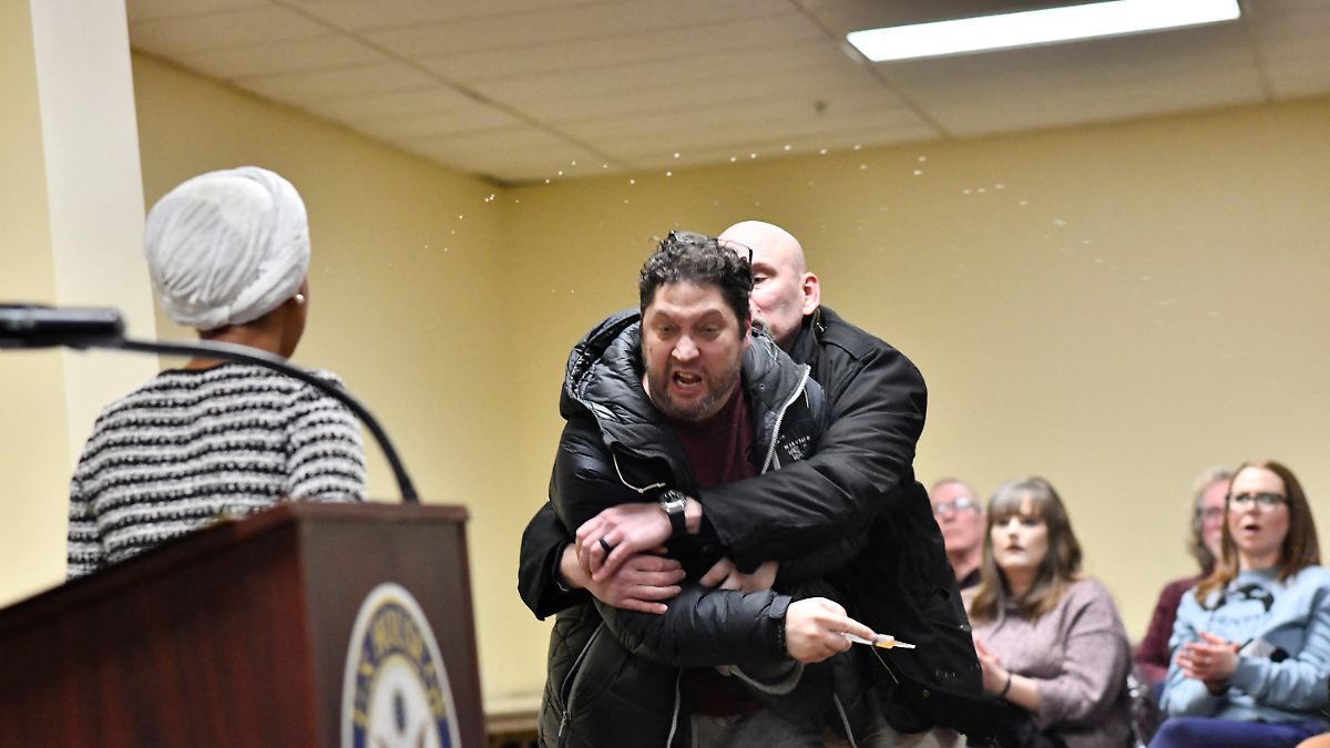 Mann greift US-Abgeordnete Ilhan Omar in Minneapolis an Mann greift US-Abgeordnete Ilhan Omar in Minneapolis an