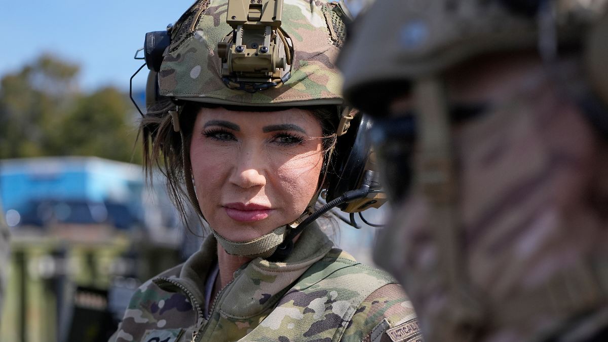 Nun-selbst-im-Kreuzfeuer-Kristi-Noem-ICE-Barbie-und-Trumps-Frau-f-rs-Grobe