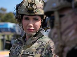 Nun selbst im Kreuzfeuer: Kristi Noem - "ICE-Barbie" und Trumps Frau fürs Grobe