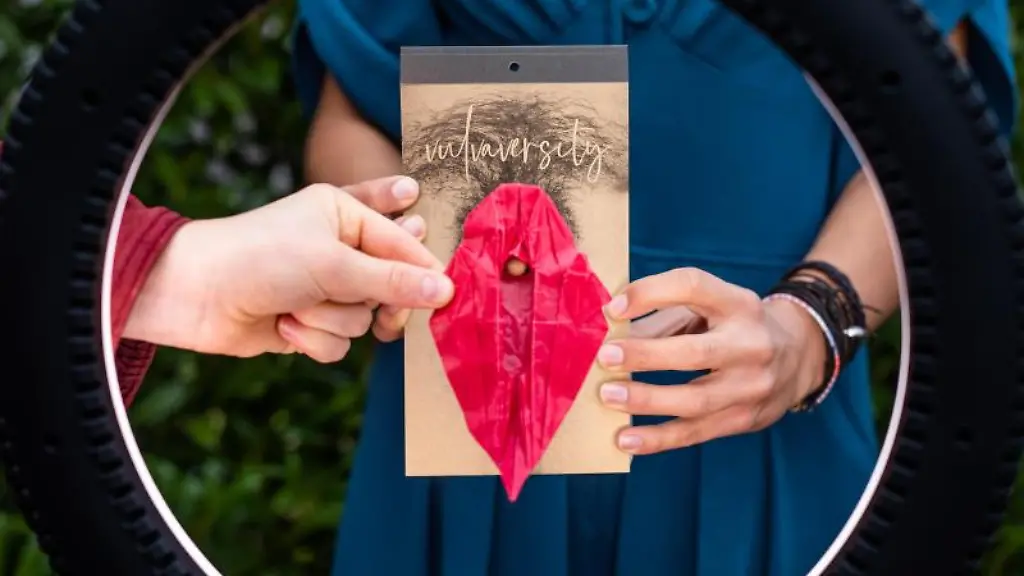 Ein-Mitglied-des-Freiburger-Kollektivs-Vulvaversity-haelt-ein-Origami-Modell-einer-Vulva