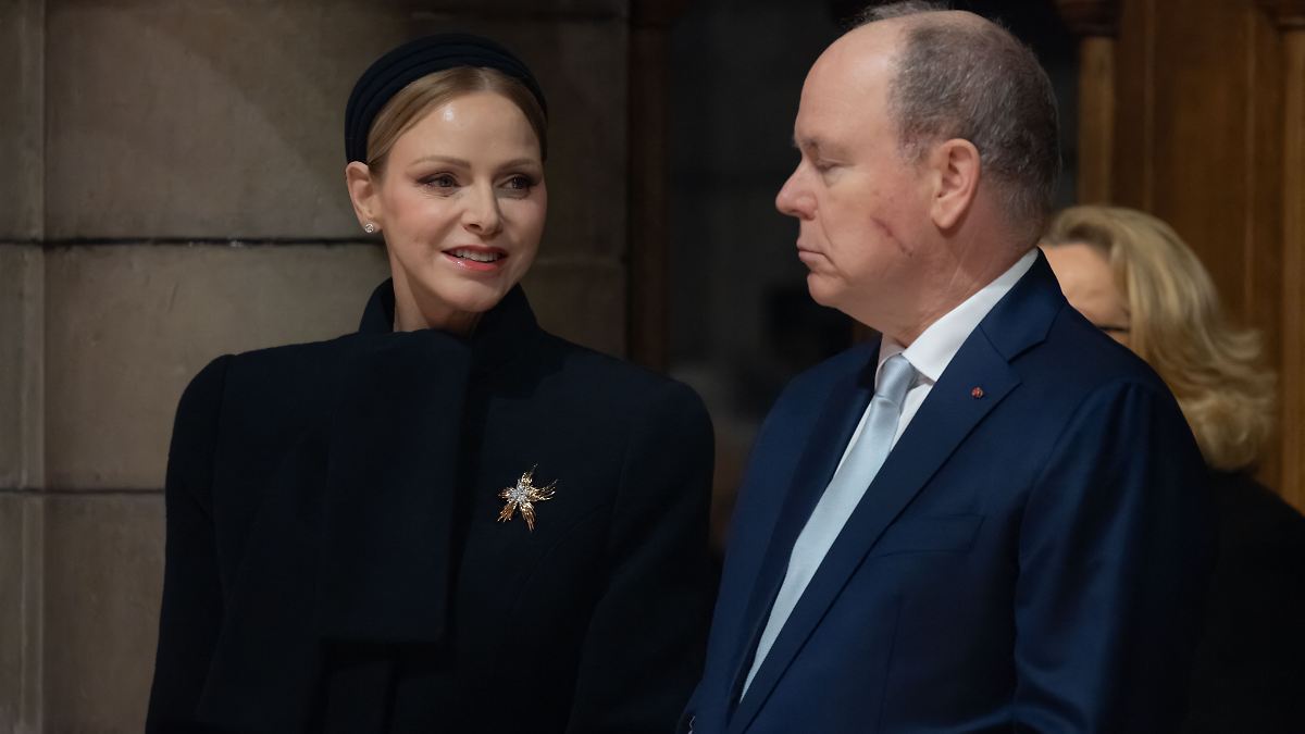 -Gutartige-Erkrankung-F-rst-Albert-zeigt-sich-mit-Narbe-im-Gesicht