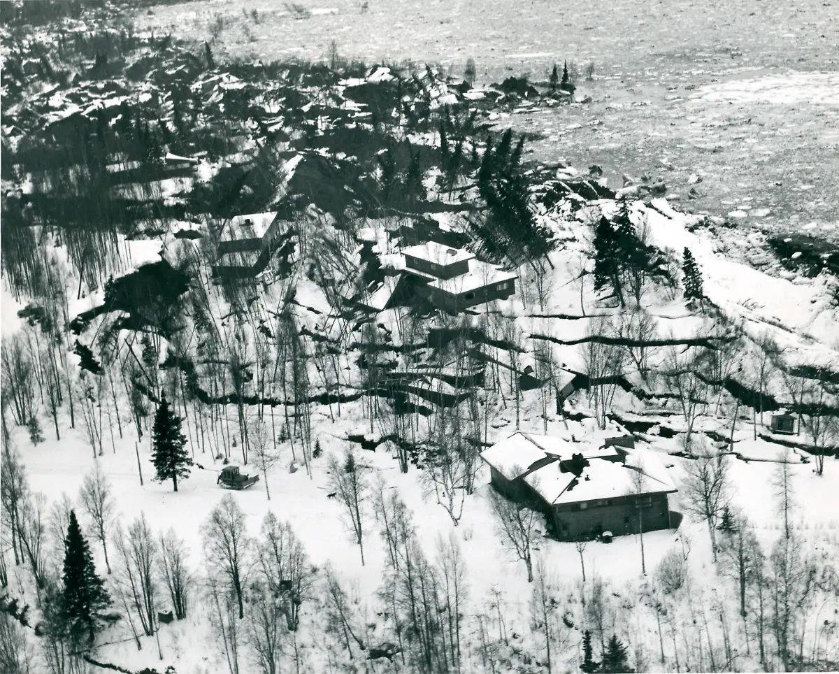 Erdbeben-in-Alaska-Spalten-Foto-1964-Geologie-Erdbeben-Erdbeben-in-Alaska-USA-Maerz-1964-Spalten-in-der-Erdoberflaeche-und-Schaeden-an-Wohnhaeusern-bei-Anchorage-Foto-Maerz-1964-E-Cracks-after-earthquake-Alaska-1964-Geology-earthquake-Earthquake-in-Alaska-USA-March-1964-cracks-in-the-earth-s-surface-and-damaged-homes-near-Anchorage-Photo-March-1964