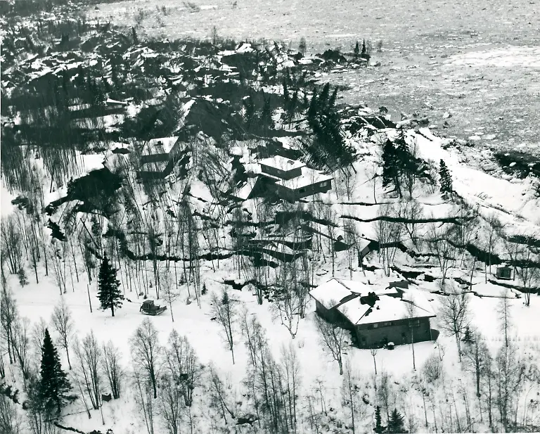 Erdbeben-in-Alaska-Spalten-Foto-1964-Geologie-Erdbeben-Erdbeben-in-Alaska-USA-Maerz-1964-Spalten-in-der-Erdoberflaeche-und-Schaeden-an-Wohnhaeusern-bei-Anchorage-Foto-Maerz-1964-E-Cracks-after-earthquake-Alaska-1964-Geology-earthquake-Earthquake-in-Alaska-USA-March-1964-cracks-in-the-earth-s-surface-and-damaged-homes-near-Anchorage-Photo-March-1964