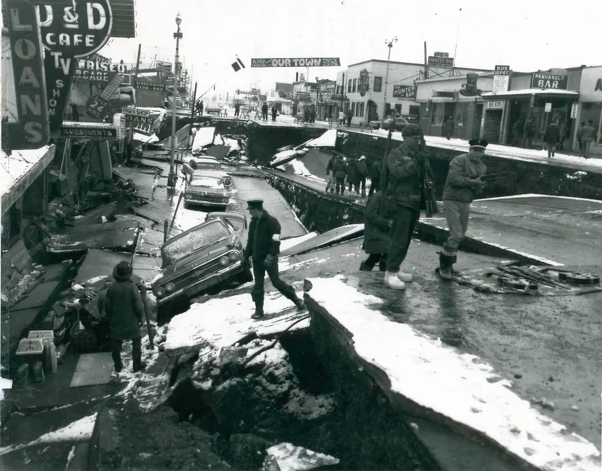 2-G40-E2-1964-1-859101-Erdbeben-in-Alaska-Anchorage-Foto-1964-Geologie-Erdbeben-Erdbeben-in-Alaska-USA-Maerz-1964-Zerstoerungen-in-der-Fourth-Avenue-in-Anchorage-Foto-Maerz-1964-E-Earthquake-Anchorage-Alaska-Photo-Geology-earthquake-Earthquake-in-Alaska-USA-March-1964-destruction-on-Fourth-Avenue-in-Anchorage-Photo-March-1964