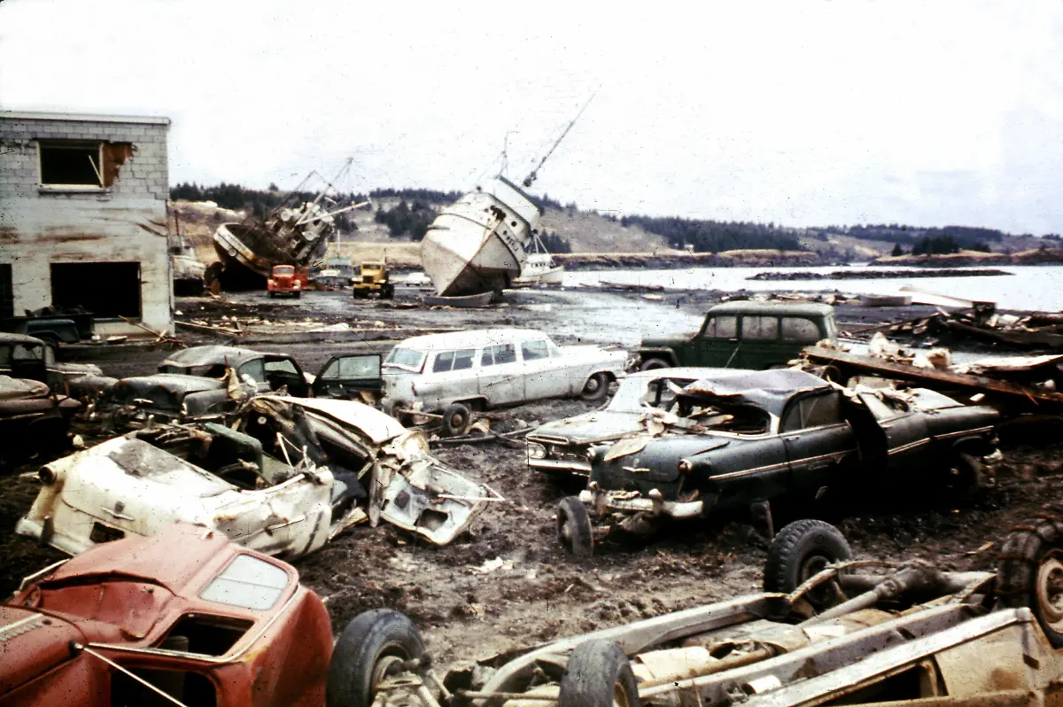 HANDOUT-Alaska-Earthquake-March-27-1964-Tsunami-damage-along-the-waterfront-at-Kodiak-Alaska-USA-1964-Photo-U-S-Geological-Survey-dpa-ACHTUNG-Nur-zur-redaktionellen-Verwendung-und-nur-mit-Nennung-der-Quelle-zu-dpa-Beben-Horror-vor-50-Jahren-9-2-starker-Erdstoss-in-Alaska-vom-23-03