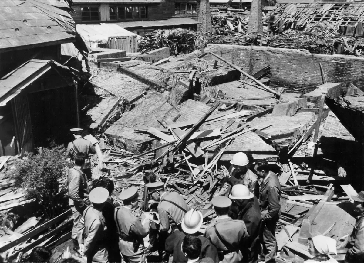 17-Mai-1968-Schwere-Erdbeben-ersch-ttern-Nordjapan-Zwei-heftige-Erdbeben-ersch-tterten-am-Donnerstag-dem-17-Mai-1968-ein-ausgedehntes-Gebiet-in-Nordjapan-38-Menschen-kamen-ums-Leben-viele-wurden-verletzt-und-800-Geb-ude-wurden-zerst-rt-Es-folgten-Br-nde-und-Flutwellen-die-Schiffe-auf-die-Felsen-trieben-und-viele-Fischerboote-zum-Sinken-brachten-Es-war-das-schlimmste-Erdbeben-seit-dem-Karfreitagsbeben-in-Alaska-1964-Das-Erdbeben-in-Nordjapan-erreichte-eine-St-rke-von-7-8-auf-der-Richterskala-und-lag-damit-knapp-unter-der-St-rke-7-9-die-1923-Tokio-und-Yokohama-dem-Erdboden-gleichmachte-und-100-000-Menschen-das-Leben-kostete-Zerst-rte-H-user-in-der-Stadt-Hachinohe-in-der-Pr-fektur-Aomori-wurden-durch-die-heftigen-Erdbeben-in-Schutt-und-Asche-gelegt