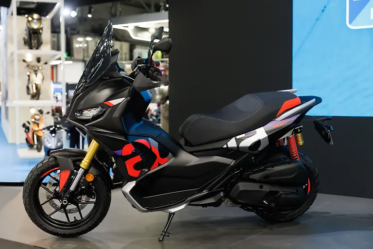 Mit-dem-SR-GT-400-will-Aprilia-nun-auch-leistungshungrige-Rollerfans-locken