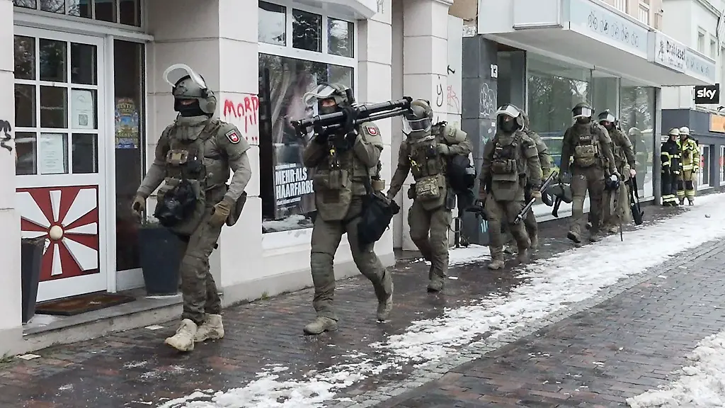 Spezialisten-treten-in-Verhandlung-mit-einem-Mann-der-sich-in-einem-Hotelzimmer-verschanzt-hat