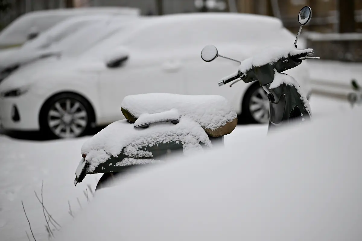 Autos-Roller-eingeschneit-in-Schnee-am-07-01-2027-in-Muelheim-Deutschland