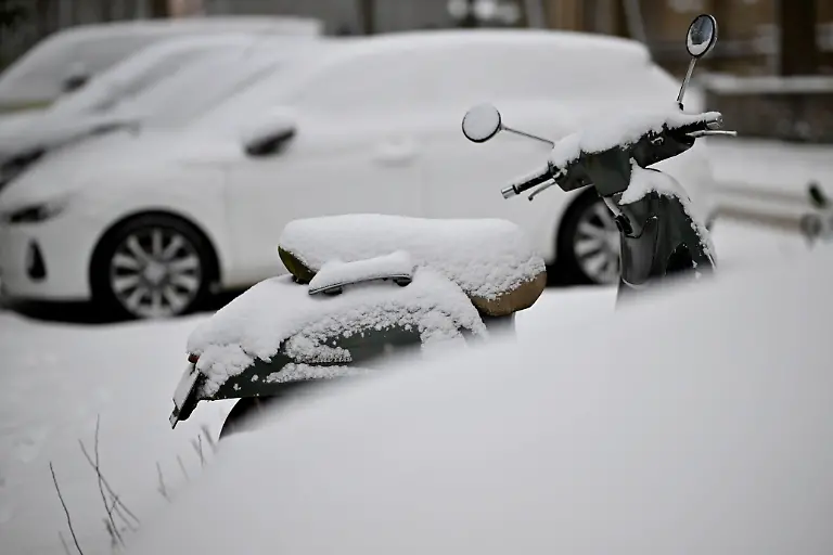 Autos-Roller-eingeschneit-in-Schnee-am-07-01-2027-in-Muelheim-Deutschland