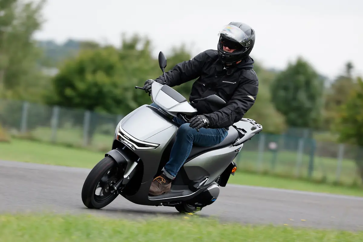Hondas-erster-E-Roller-der-125er-Klasse-der-neue-CUV-e-faehrt-sich-agil-und-neutral