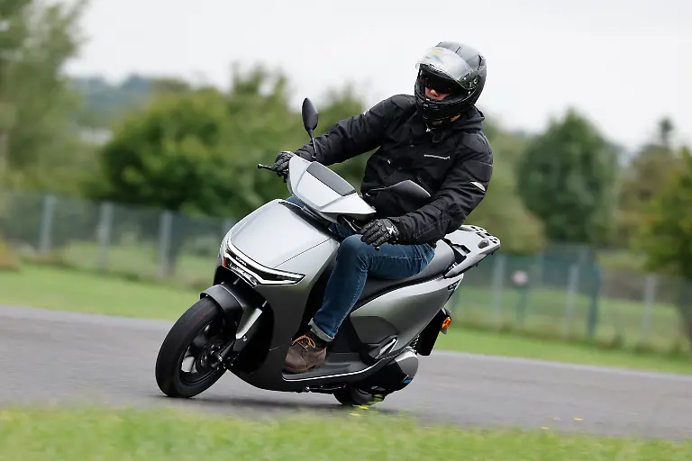 Hondas-erster-E-Roller-der-125er-Klasse-der-neue-CUV-e-faehrt-sich-agil-und-neutral