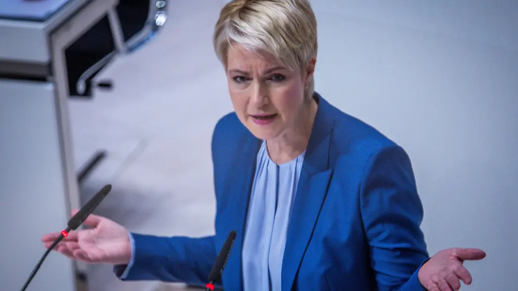 Mecklenburg-Vorpommerns-Ministerpraesidentin-Manuela-Schwesig-SPD-schlaegt-eine-Auszeichnung-fuer-junge-Ehrenamtler-vor