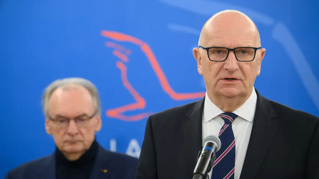 Er-war-bislang-dienstaeltester-Ministerpraesident-in-Deutschland-Rainer-Haseloff-CDU-in-Sachsen-Anhalt-links-In-einigen-Monaten-duerfte-Dietmar-Woidke-SPD-in-Brandenburg-den-Titel-uebernehmen-weil-der-Stuttgarter-Winfried-Kretschmann-Gruene-bei-der-Landtagswahl-im-Maerz-nicht-mehr-antritt