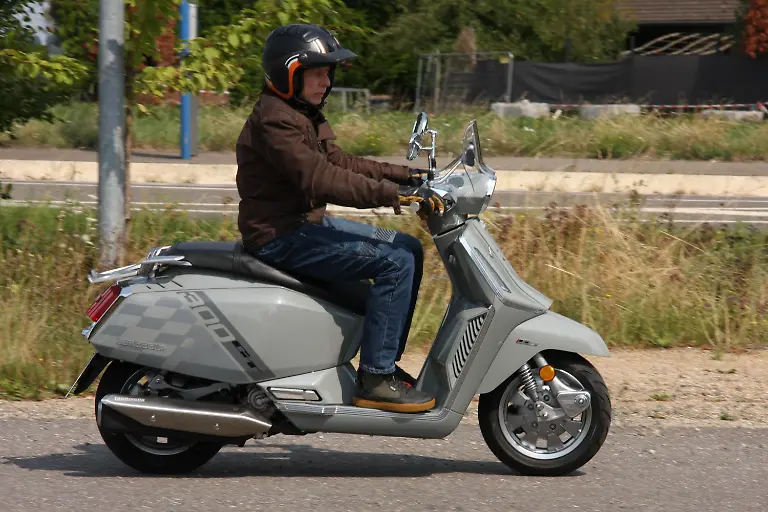 Bereits-erhaeltlich-ist-Lambrettas-Granturismo-Version-der-X300-mit-Zusatzkuerzel-GT