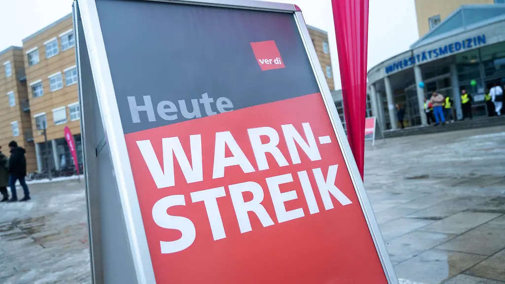 In-Jena-protestierten-nach-Gewerkschaftsangaben-rund-400-Teilnehmer-unter-anderem-fuer-Tarifvertraege-fuer-studentische-Hilfskraefte
