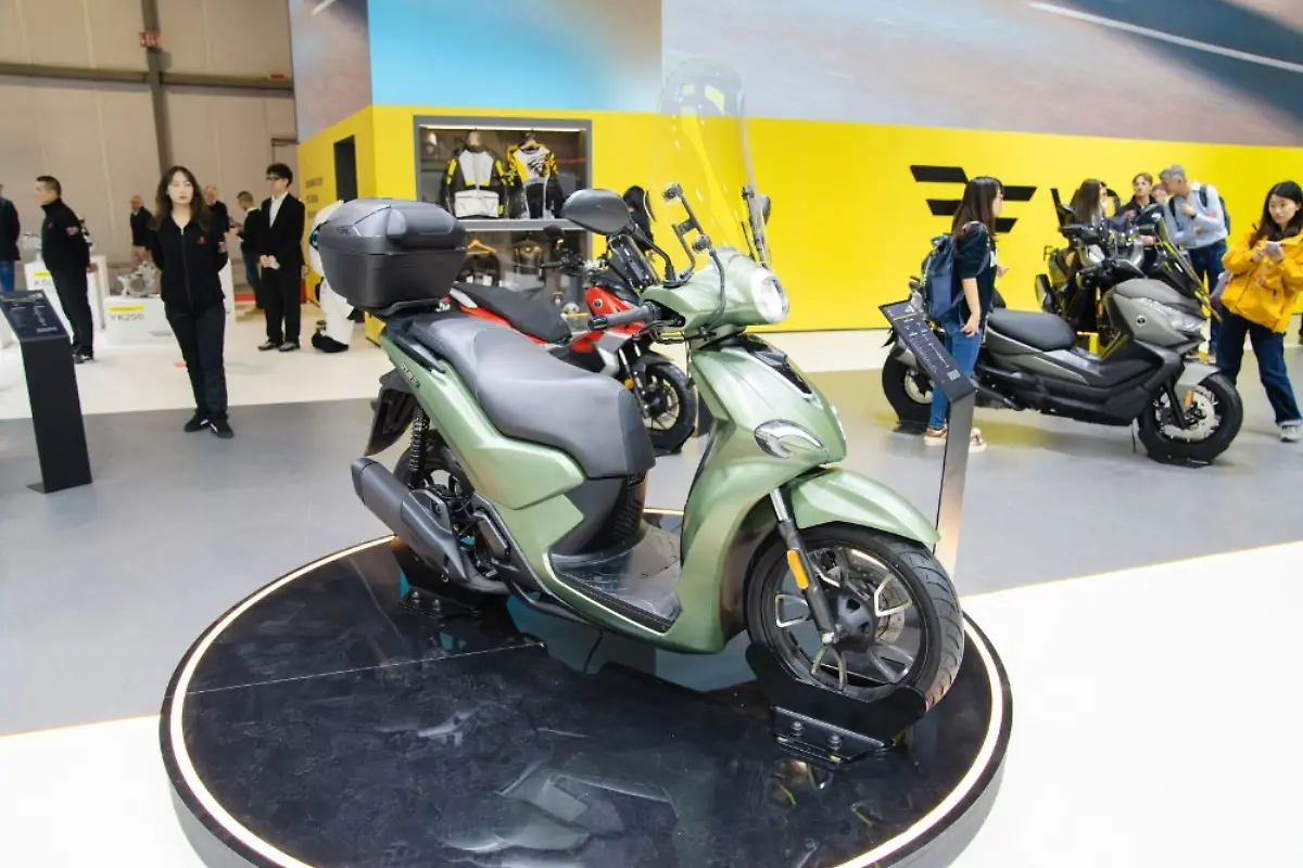 Voge-hat-den-Grossradroller-SR16A-auf-der-EICMA-enthuellt