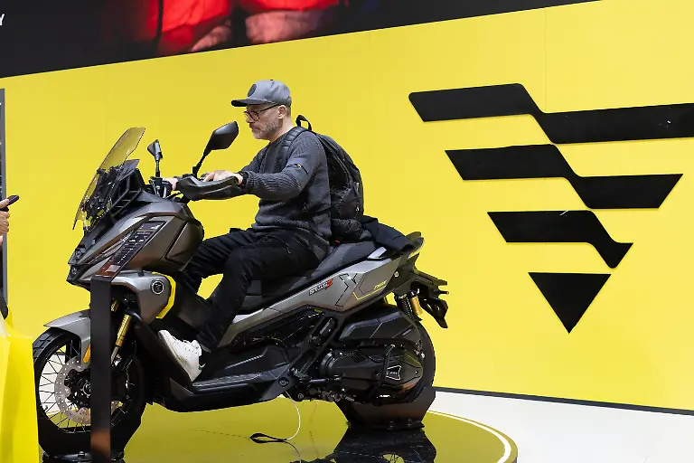 Der-Voge-SR450X-ist-ein-neuer-Adventure-Scooter-mit-31-kW-42-PS-starkem-398-ccm-Zweizylinder