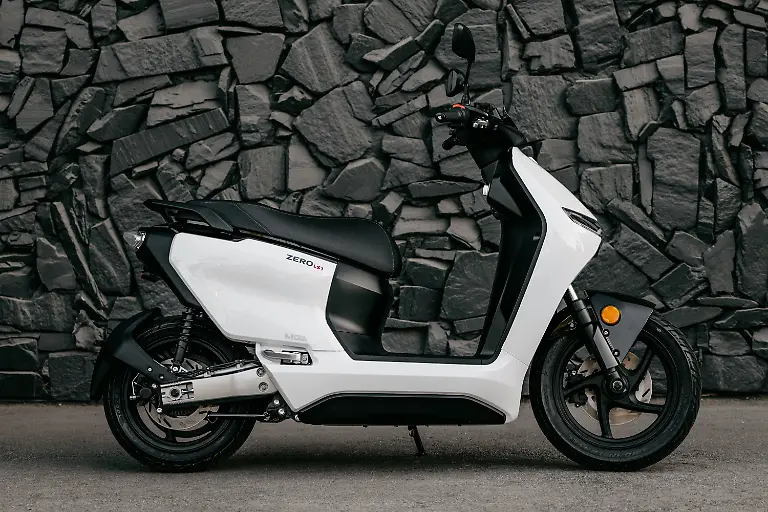 Zero-bietet-mit-dem-LS1-nun-auch-einen-modernen-E-Roller-an
