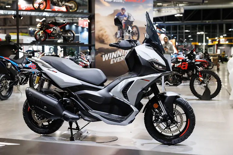 Der-neue-Maxi-Scooter-von-Aprilia-bietet-vorne-ein-16-und-hinten-ein-14-Zoll-Rad