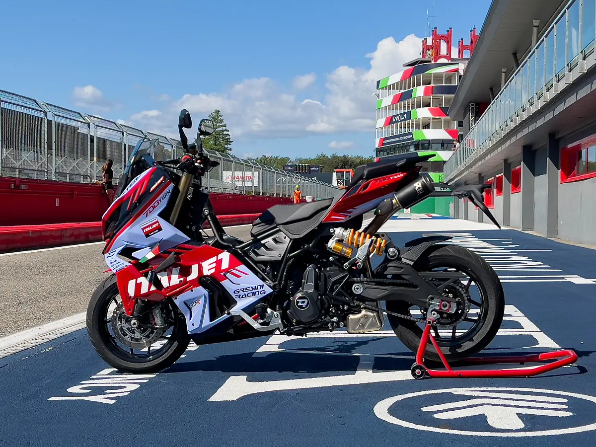 Zwei-dosenartige-Akrapovic-Endschalldaempfer-lugen-unter-dem-Heck-hervor