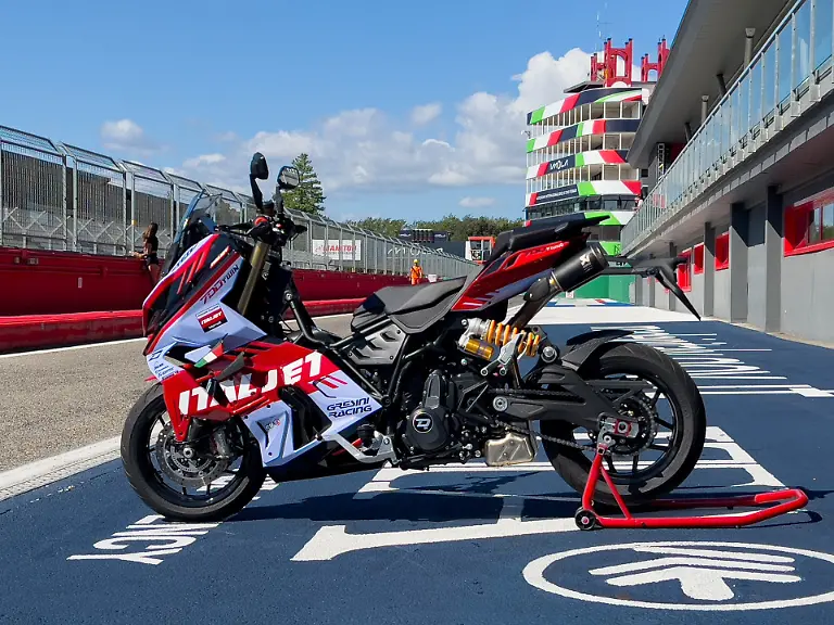 Zwei-dosenartige-Akrapovic-Endschalldaempfer-lugen-unter-dem-Heck-hervor