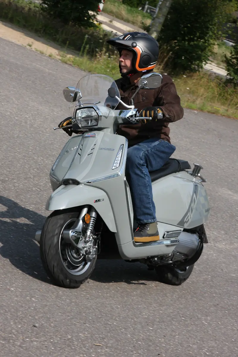 Das-Fauteuil-platziert-den-Treiber-recht-nah-am-Lenker-die-nach-vorn-abfallende-Kontur-des-Sitzes-schickt-ihn-immer-wieder-dorthin