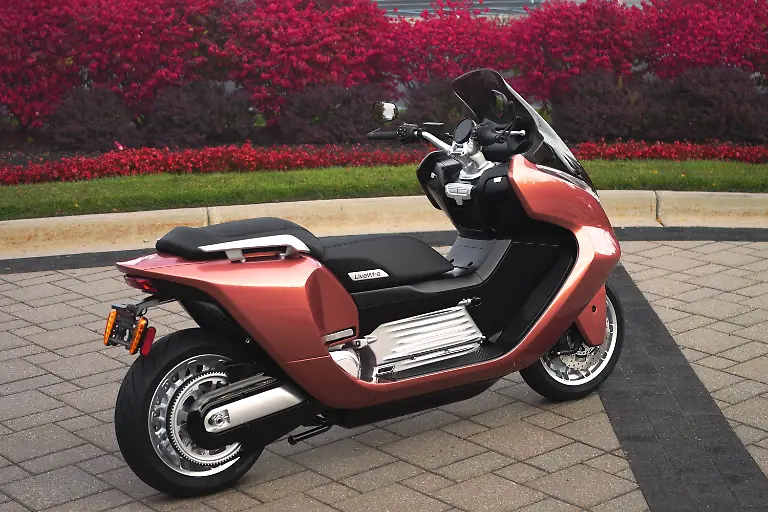 Optisch-wirkt-der-S2-Maxi-Scooter-im-Vergleich-zum-virtuellen-Konzept-aus-2024-deutlich-gereifter